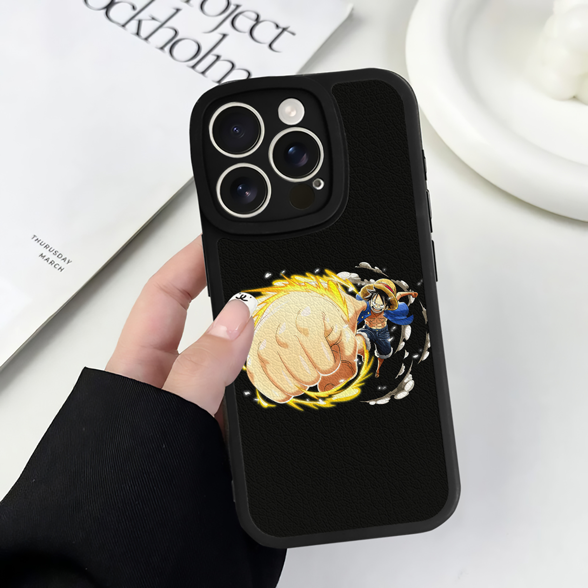 （画像用） ワンピース モンキー・D・ルフィ ONE PIECE Monkey D. Luffy 【iPhone 16シリーズ対応】シリコンスマホケース（レザー調） 材質：シリコン